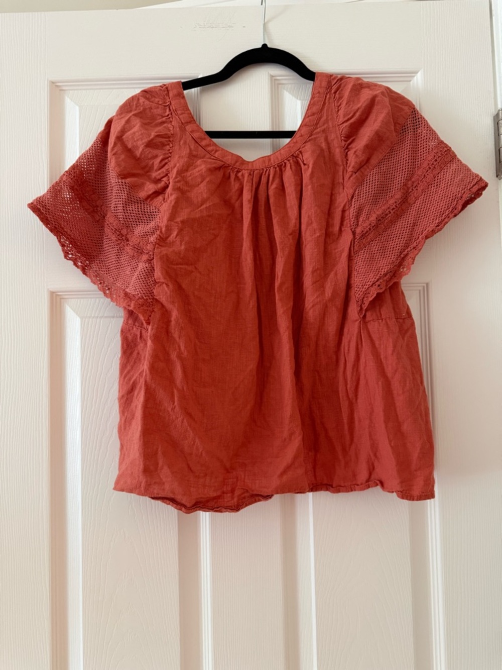 Rust Crochet Flutter-Sleeve Blouse ** Bundle 5+ items and name your offer!!! 💖💞